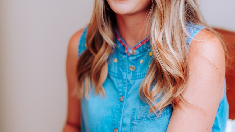 世界杯小组赛精彩对决直播画面：球场全景，球员正在激烈拼抢